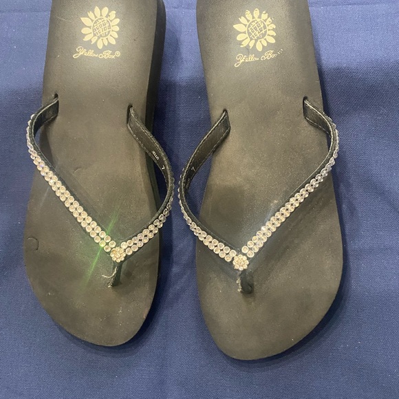 Yellow Box Rhinestone flip flops - Picture 4 of 8